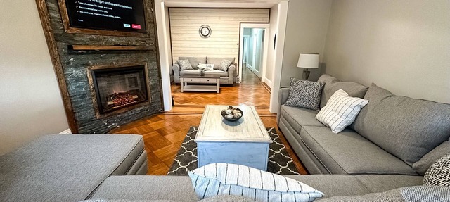 “The Allen House” Charming 3-Bed/2-Bath Sleeps 8. Fantastic location in Albany in Albany