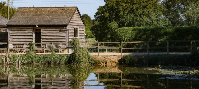 THE LITTLE GRANARY, pet friendly in Fordingbridge in Fordingbridge