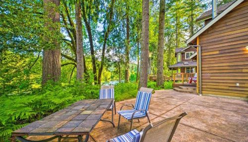 The River House' w/Deck, on McKenzie River! in Springfield