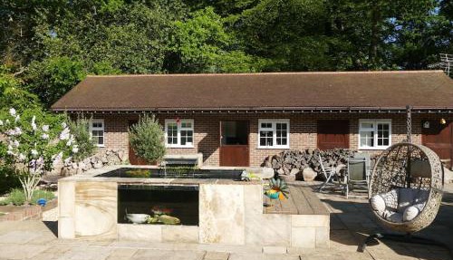 The Stables - 2 bed with large garden and hot tub. in Sway