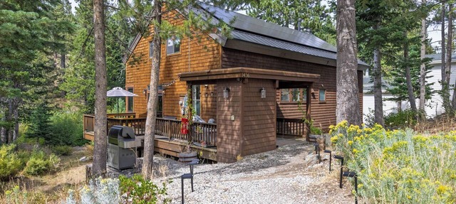 The Wildhaus · Creekside Hot Tub · Dog Friendly in Alpine Meadows