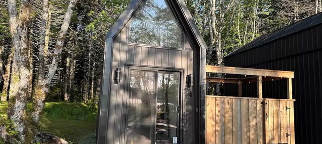 “Tiny Four” (Private Hot Tub) in Meteghan River