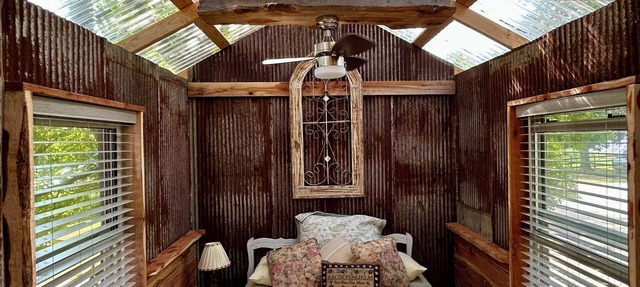 Unique Treehouse - tiny home combo accommodation in the Ozarks under the stars! in Patterson