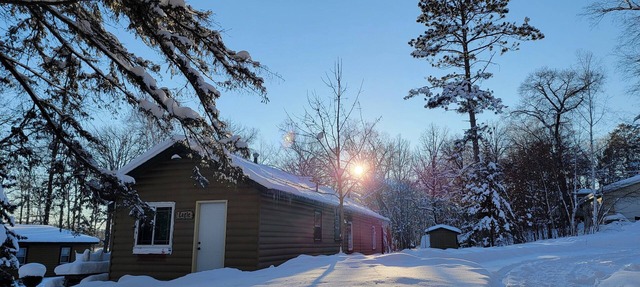 up north cabin with fire place in Hackensack