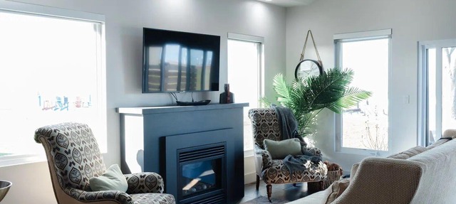 Upscale Cottage/HOT TUB/Main house + Studio Loft in Pointe aux Roches