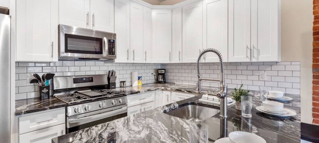Upscale Double King Bed Suite ~ Steps from Walnut! in Pittsburgh