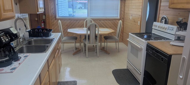 Very spacious, serene 4-bedroom house enough room for multiple families w/Wi-Fi in White Pine