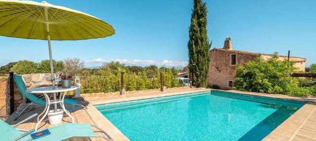 Villa Can Lloret with Mountain Views, Wi-Fi, and Air Conditioning in Algaida