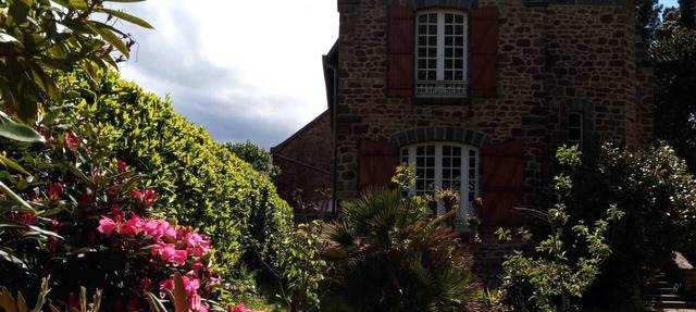 Villa La Côte du Chat, a 3-star property near Saint-Malo, Dinard, and Dinan in Hédé-Bazouges