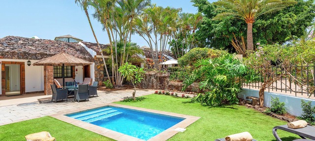 VILLA WITH PRIVATE HEATED POOL on BANANA PLANTATION. For Disable bedroom/shower in Guargacho