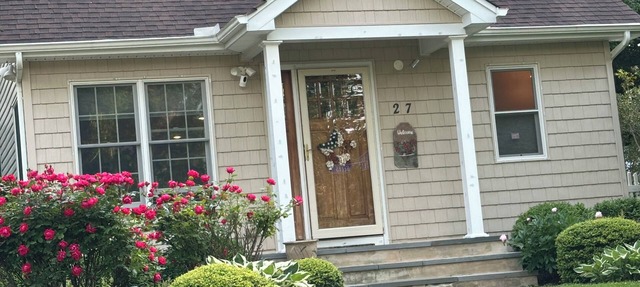 Walk to beach in this charming home with ac and wifi in Riverhead