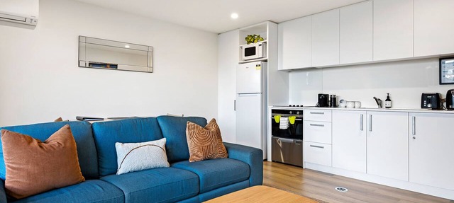 Walk to The Terrace – 1 Bedroom Apartment with Parking in Christchurch