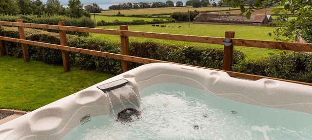 Wallhope Escape - sleeps 6 guests in 3 bedrooms in Chepstow