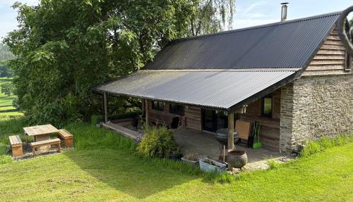 Walnut Tree Lodge WITH hot tub in Presteigne
