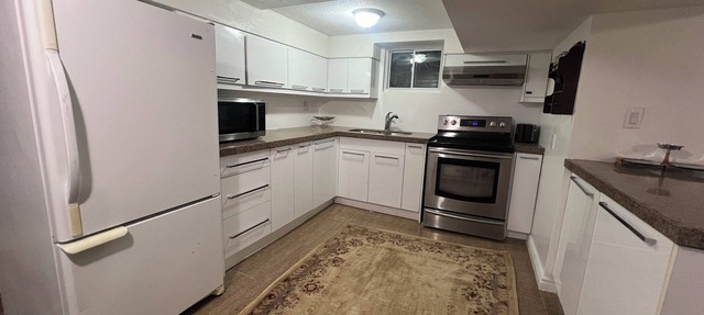 Warm, Cozy Basement Apartment in Toronto, Cross to bus stub in Toronto
