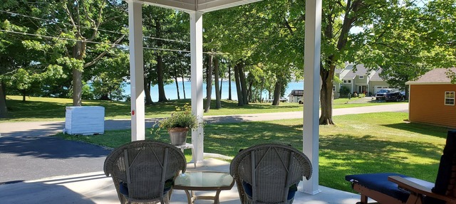 WATER VIEW HOUSE CLOSE TO LAKE ERIE in Silver Creek
