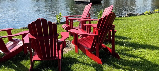 Waterfront cottage: private beach, fire pit, boat launch, dock & western sunset in Marmora