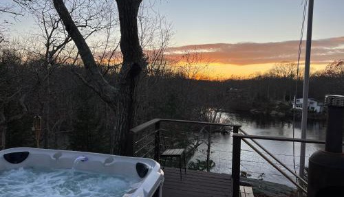 Waterfront Lakehouse Getaway in Clinton with HOT TUB in Clinton