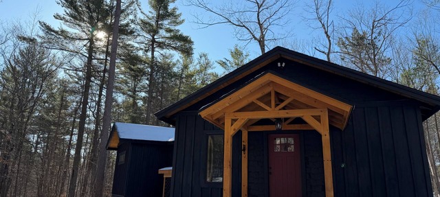 Welcome to Onyx Chalet nestled in the Adirondacks, newly added hot tub in Jay