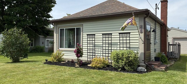 Well Appointed 2-bedroom beach house that sleeps 7 with AC steps from the lake in Angola