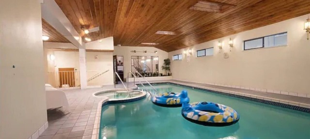 Westside Pool Home-8 min to Downtown by CAD Line in Vancouver