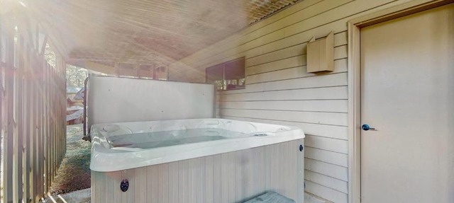 Whimsical tree-lined stay with wood stove AC shared amenities and large deck in Black Butte Ranch