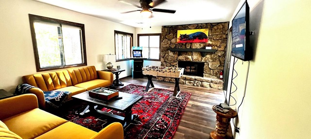 Wooded Retreat Hot Tub. Private Arcade, Yard Games, Sleeps 12 , 7 Beds, 2Kings in Colorado Springs