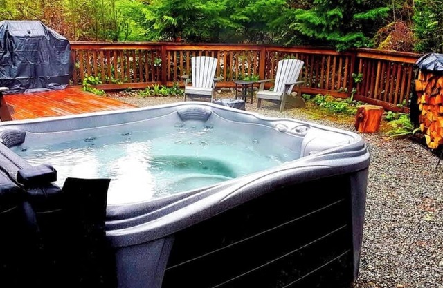 A slice of paradise with Hot Tub - Pet Friendly in Port Renfrew