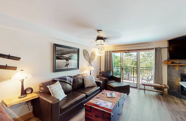 Beautiful studio close to Thunderhead Lift w/shared pool & hot tub, WiFi, deck in Steamboat Springs