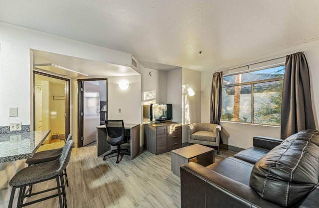 Chandler 2 bd 1 ba immaculate grounds, perfect location with heated pool, downst in Chandler