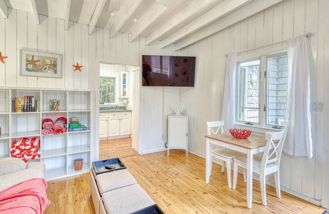 One Bedroom Apt. in Ocean Bay Park with Rooftop Deck in Ocean Bay Park