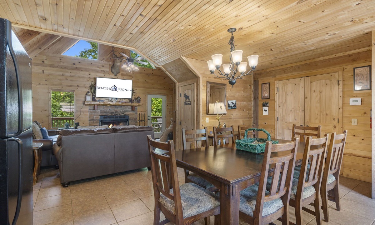 Branson Cedars Cabin | Authentic Log Cabin-HotTub, Loft, Near Big Cedar, Pet Friendly, Free Daily Attraction Tickets!