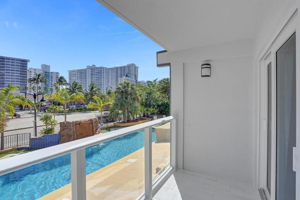 Galt Mile Hotel | Relaxing Unit w/Balcony Near Bonnet House – A Relaxing Oasis for Your Getaway