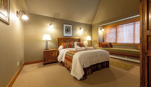 Premier Room, 1 Queen Bed, Mountain View (Min age for children 10)