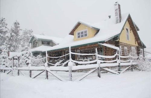 Jasper House | Two Bedroom, Two Bathrooms, Full Kitchen, Private Laundry, Living Room Apartment