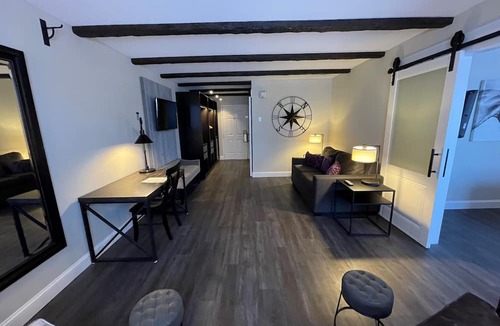 Latham Hotel | The Century House Latham - North Albany, an Ascend Collection Hotel