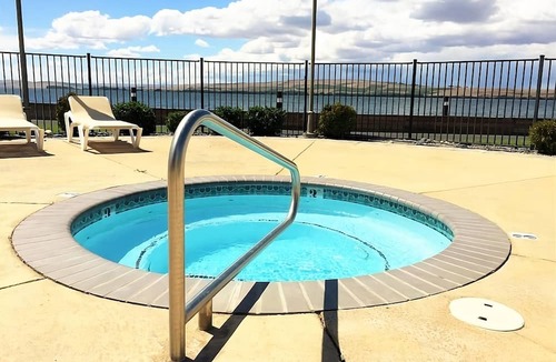 Boardman Hotel | Stunning Views of Columbia River! 4 Spaces w/Kitchenettes, King & Queen Beds