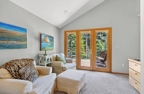 Black Butte Ranch House | 5 Bedroom-2 w/King Beds, 4 Decks, Screened-in Breezeway. TRUE BLACK BUTTE FEEL!