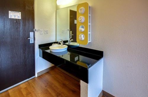 King of Prussia Hotel | Motel 6 King Of Prussia PA