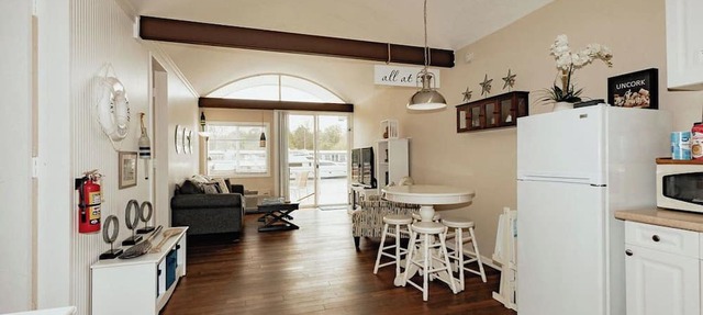 Waterfront Condo-Shop-Kayak-Beach-Bike-Boat-Restaurants-Outdoor Heated Pool-Fun in Saugatuck