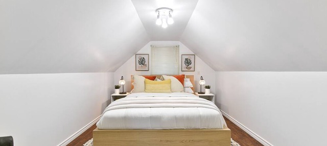 Le Chalet: Stylish 4bdrm Getaway w/ Hot Tub, Pool in Winnipeg