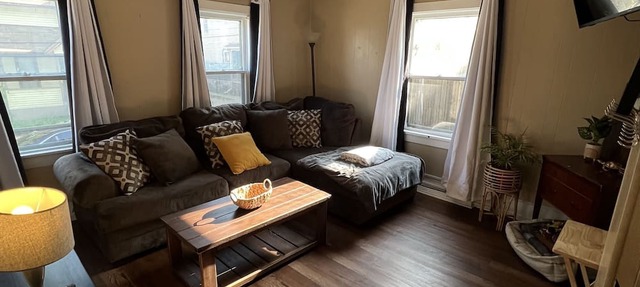 4-Bedroom Cozy Spacious Home in Historic Vine Neighborhood in Downtown Kalamazoo in Kalamazoo