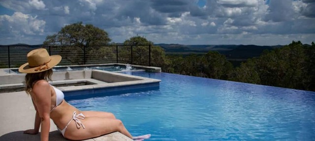 Glam Heated Infinity Pool Huge Hot Tub Near Frio River Incredible Views Firepit in Concan