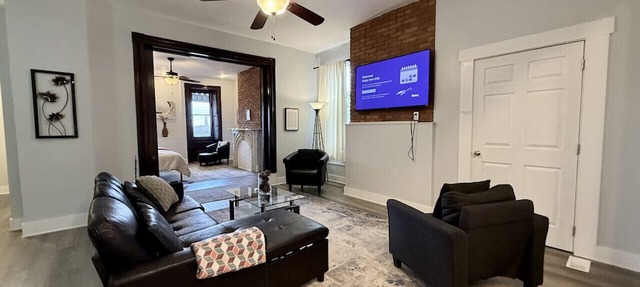 Large 1BR on hill close to everything in Pitt in Pittsburgh