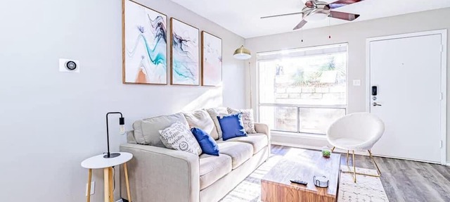 Trendy SoCo 1BR suite, king bed, fast WiFi w/pool in Austin