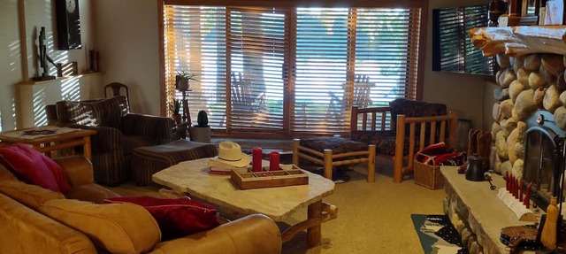 Stunning Executive log cabin on beautiful lake in Cohasset