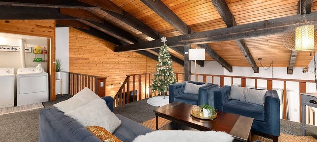 Apex Loft: Mountain Views, Hot Tub, and Free Bus Access Right Outside! in Steamboat Springs