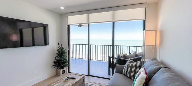 Sea Winds 1105: Beautiful updated Condo, Updated BLDG Lobby/Pool Area 2027 in Marco Island