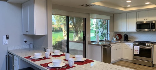 Beautifully Renovated 2/2 in Monterey CC with Mountain Views in Palm Desert