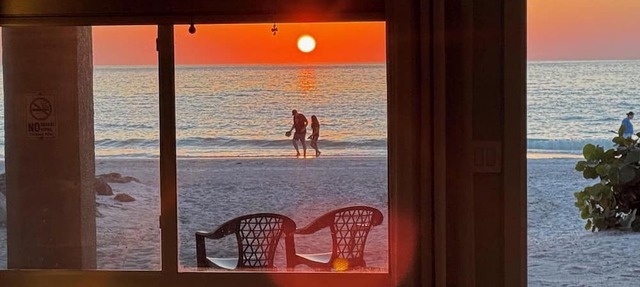 Beachfront Studio on the sand - New Remode,l Free Parking I in Bradenton Beach
